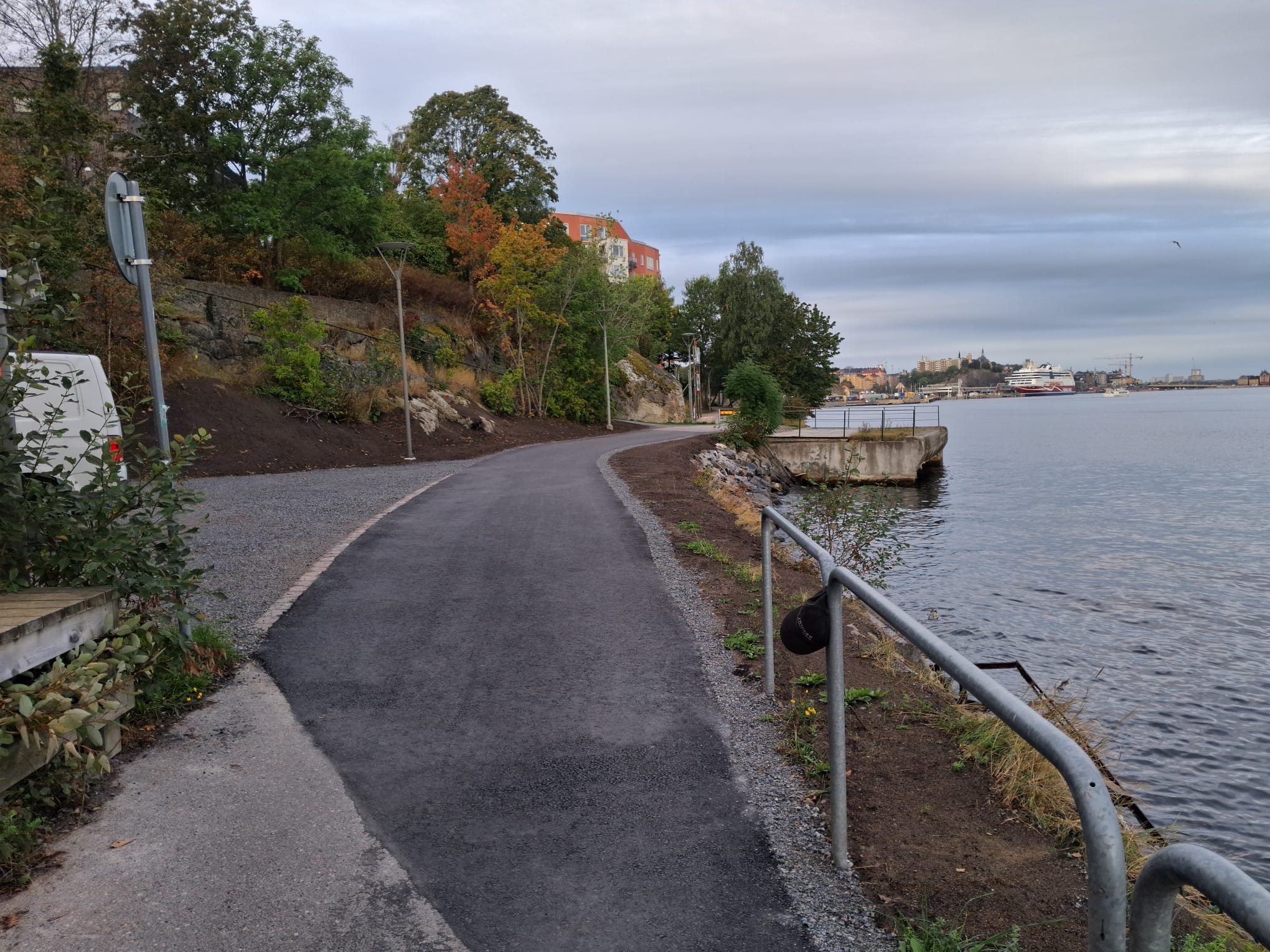 Färdigställd GC-bana med ny asfalt, erosionsskydd och återställd slänt