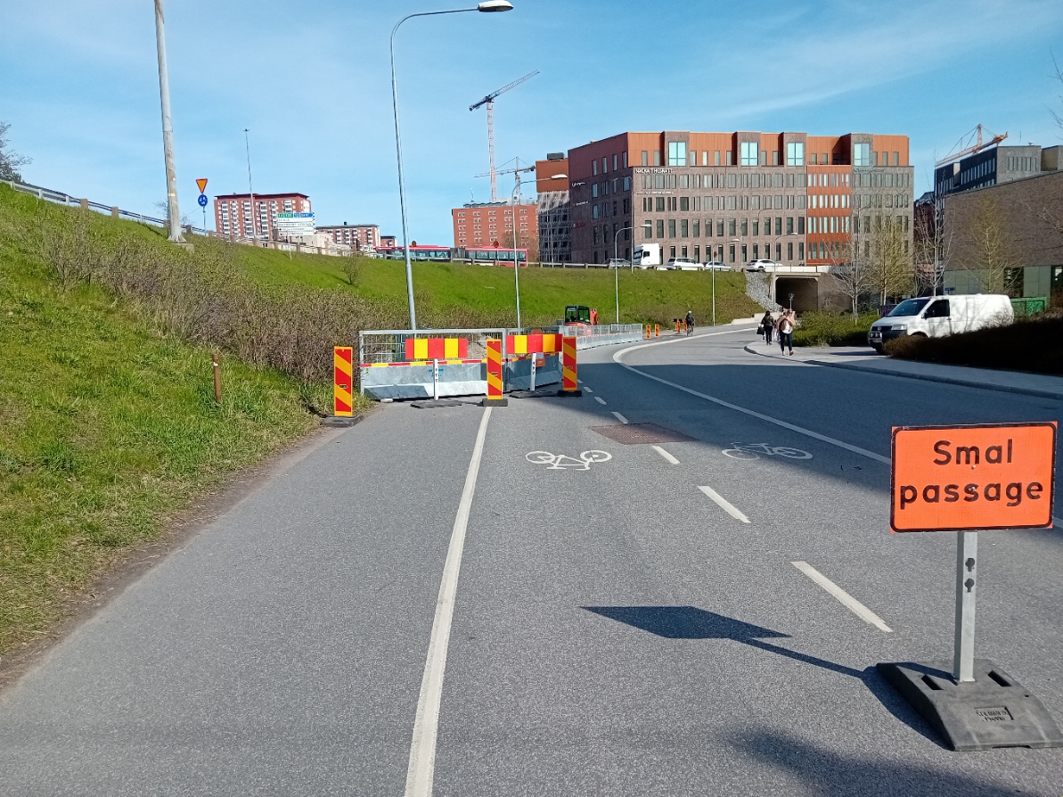 Trafikavstängning och skylt 'Smal passage' vid kabelförläggning i Hammarby